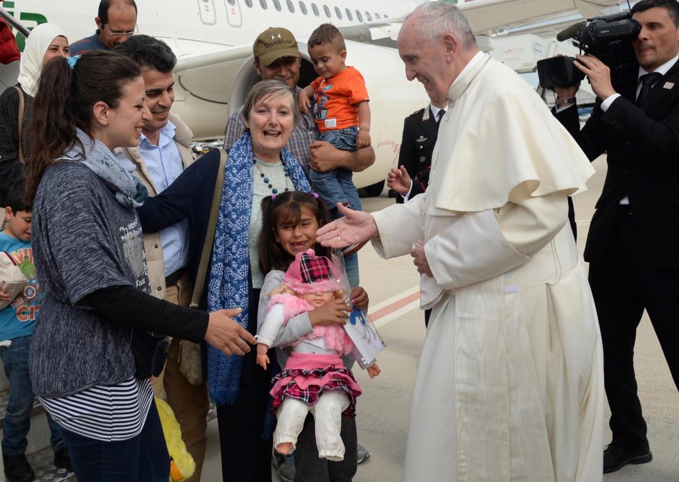 Papa Francisco recebe famílias de refugiados que o acompanharam desde Lesbos (Foto: Lusa)