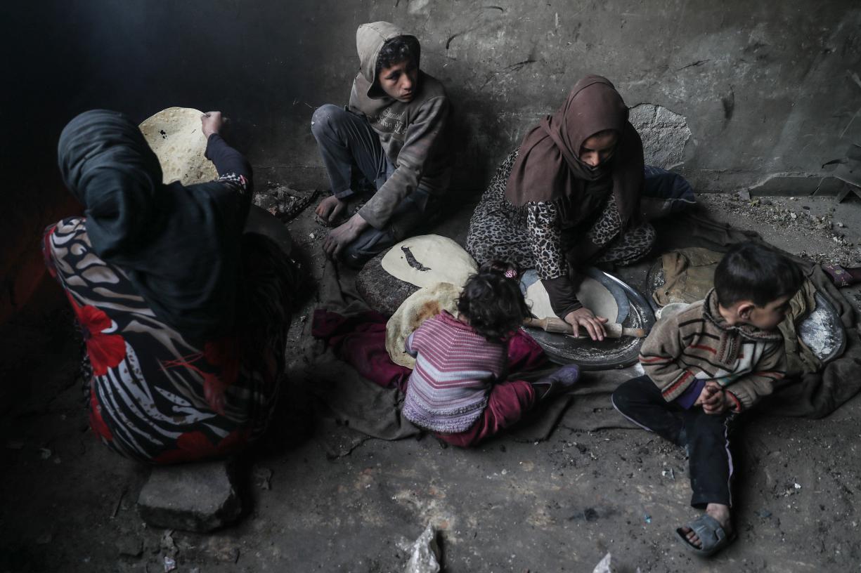 Família desalojada na Síria. Foto: Lusa