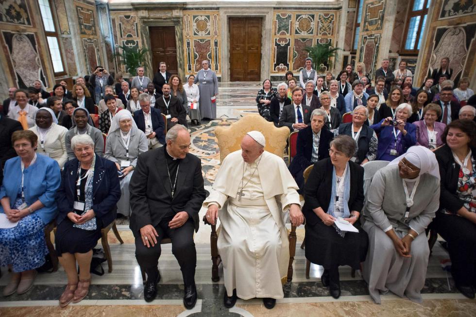 Foto OR - Papa Francisco com as participantes na Assembleia da  RENATE (Religious in Europe Networking Against Trafficking and Exploitation) 