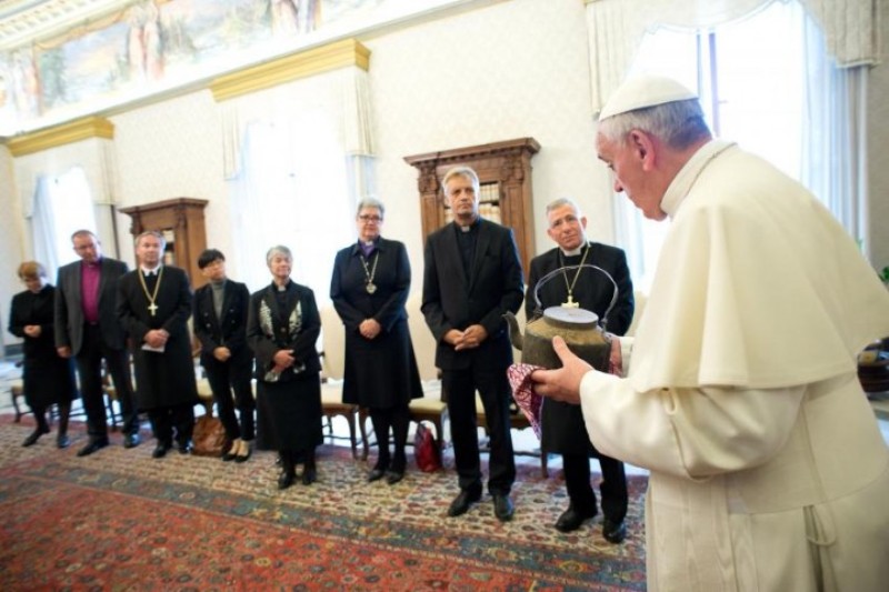 Foto: DR - Papa Francisco com o bispo Munib A. Younan e o reverendo Martin Junge