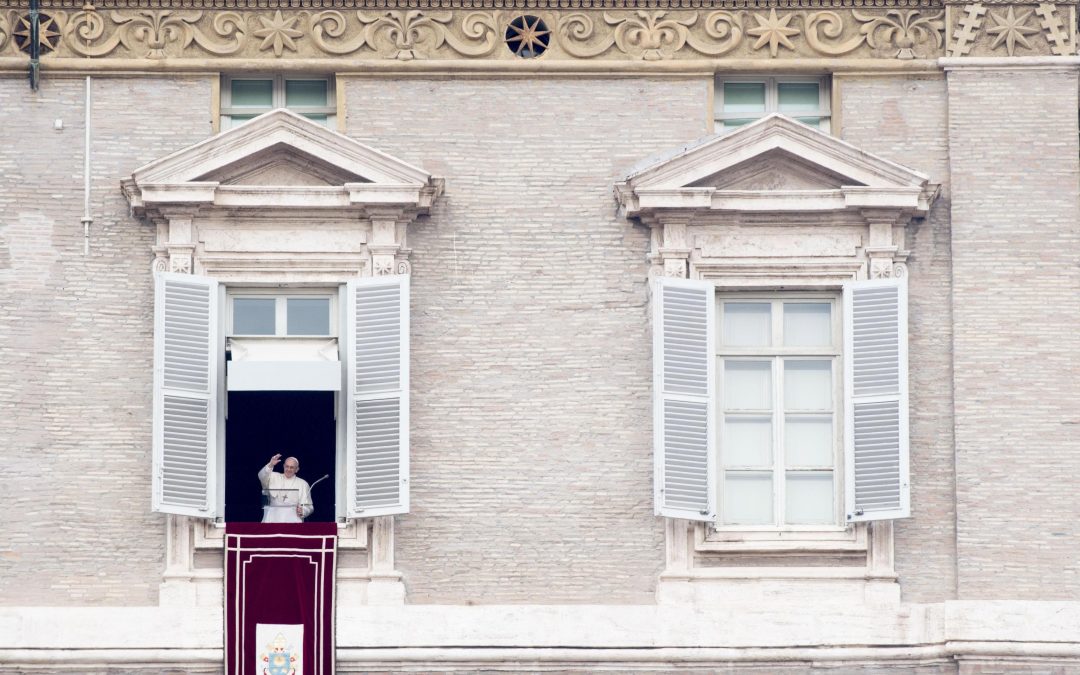 Vaticano: Papa convida católicos a valorizar Eucaristia e as suas exigências de ajuda ao próximo