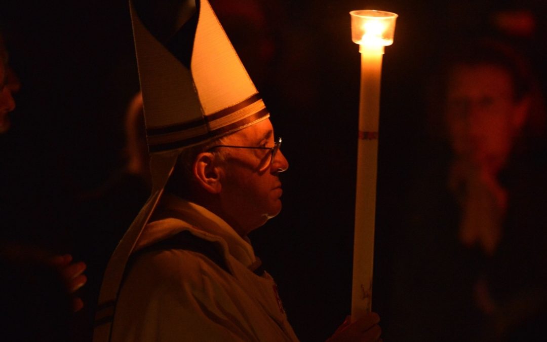 Liturgia: Igreja celebra ressurreição de Jesus com água e fogo, em gestos simbólicos