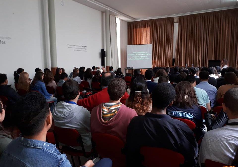 Ensino Superior: «Play and pray» – Estudantes cumprem tradição madeirense e animam «Missas do Parto»