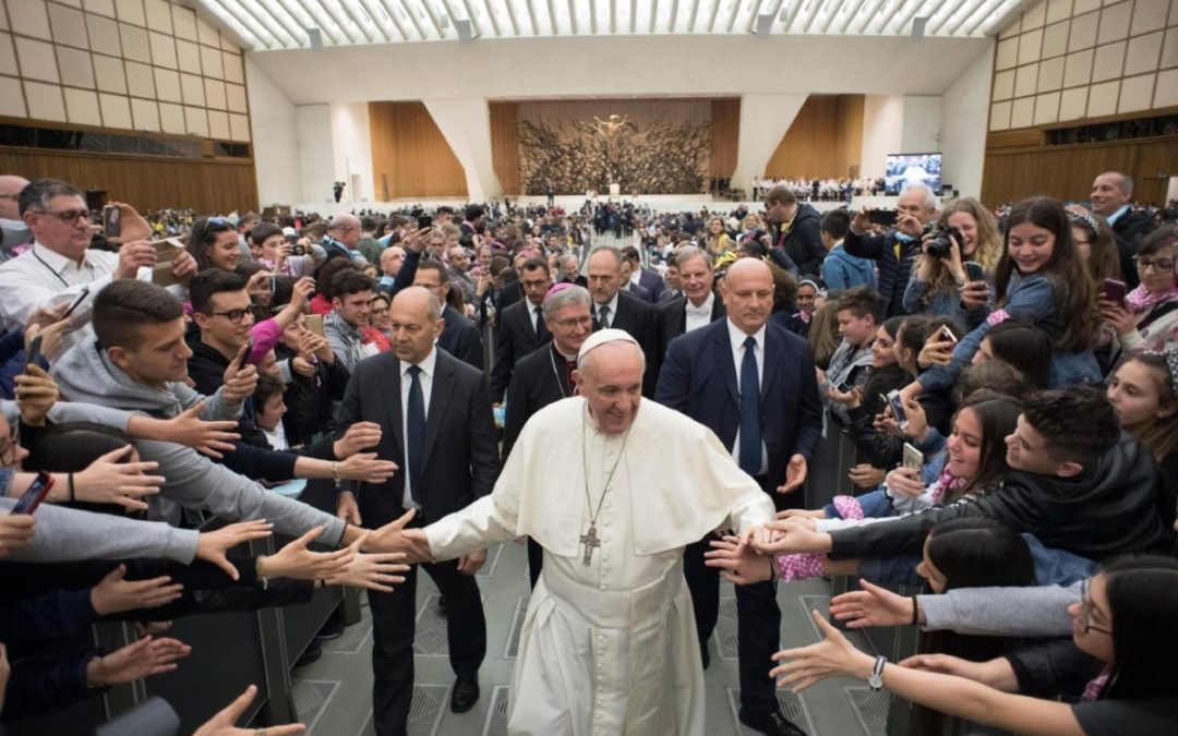 Sínodo/Jovens: Papa pede aos mais novos que estejam disponíveis a «mudar alguma coisa»
