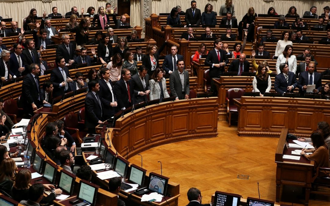 Sociedade: Parlamento aprova diploma que permite a mudança de género a partir dos 16 anos, sem relatório médico