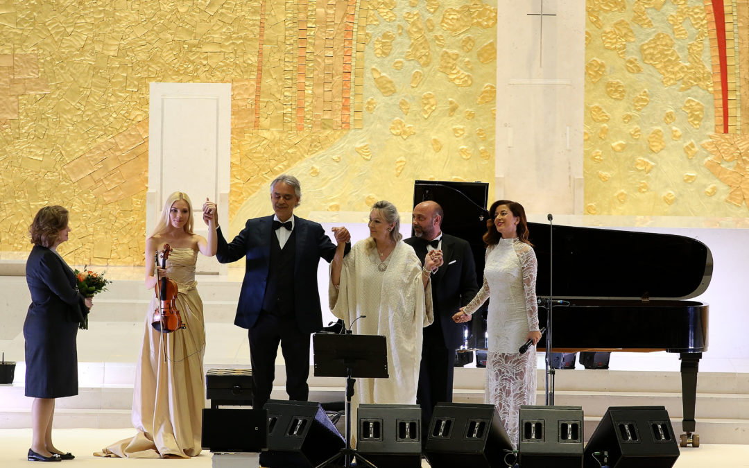 Fátima: Andrea Bocelli rezou na Capelinha antes de recital de «ação de graças» pelo Centenário das Aparições (c/vídeo)