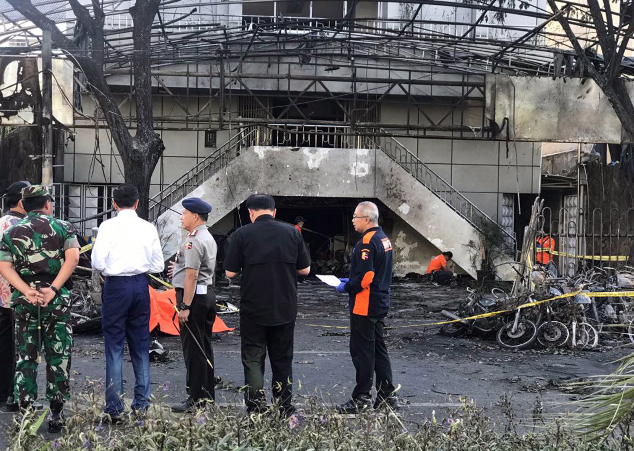 Quatro bombistas suicidas mortos no atentado contra esquadra de Surabaya, Indonésia Quatro bombistas suicidas mortos no atentado contra esquadra de Surabaya, Indonésia