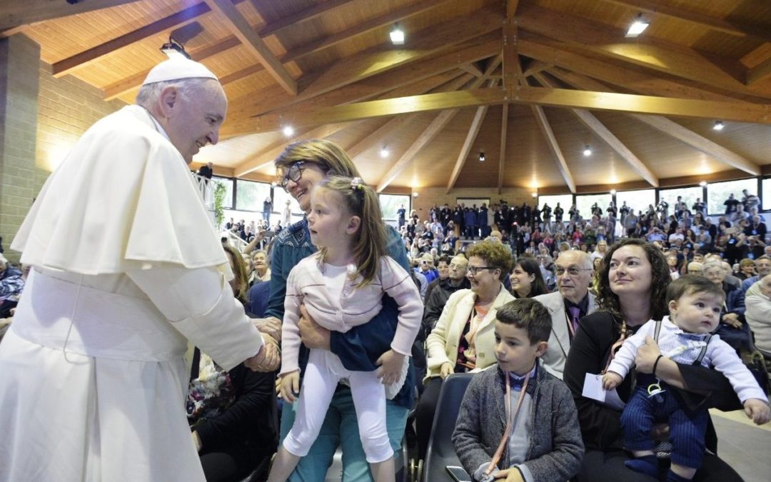 Itália: Papa visita comunidade inspirada nos primeiros cristãos, onde ninguém fecha portas à chave