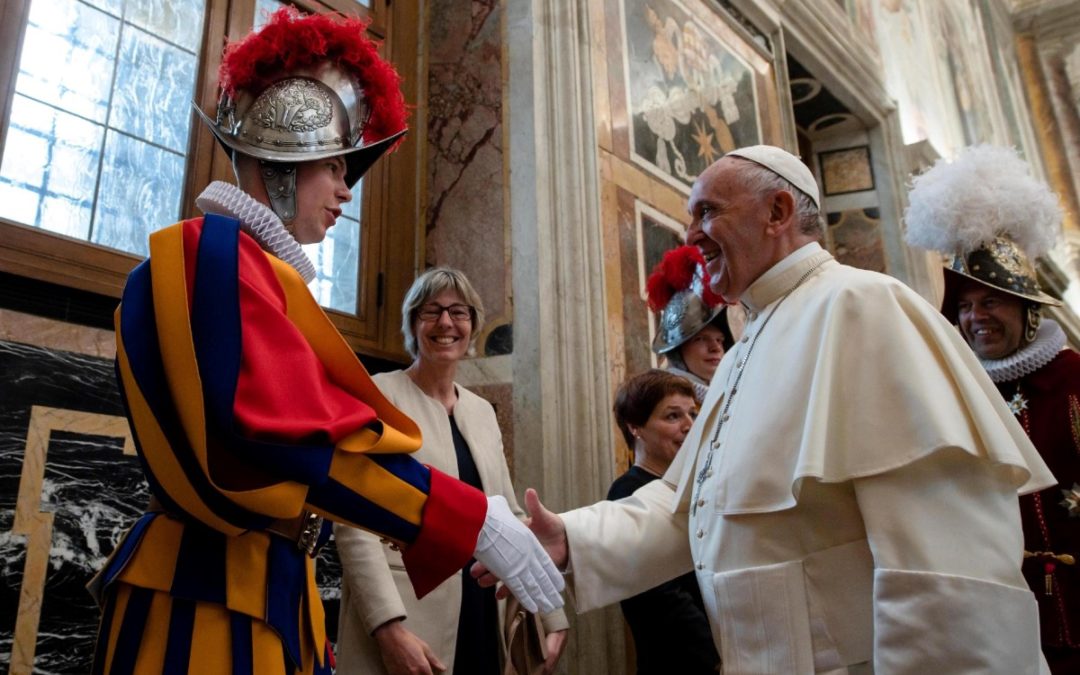 Vaticano: Papa recebeu novos elementos da Guarda Suíça que vão prestar juramento este domingo