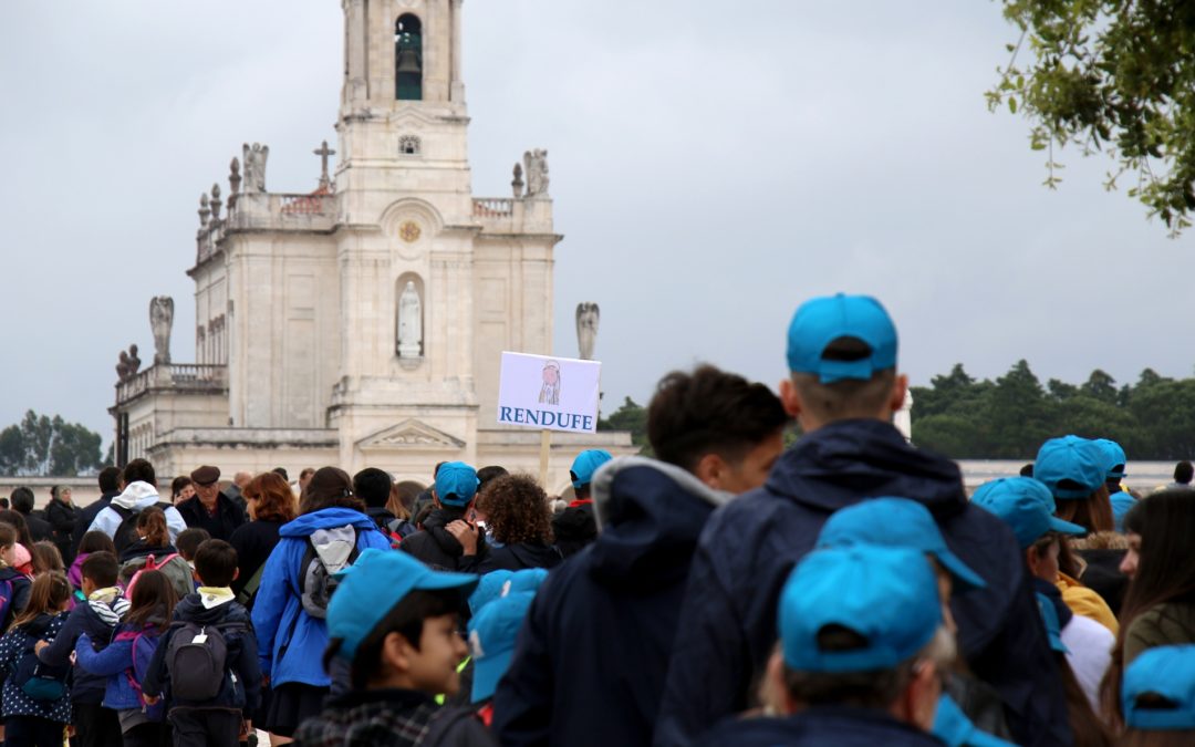 Fátima: Milhares de crianças encheram Santuário em dia de chuva, para peregrinação anual