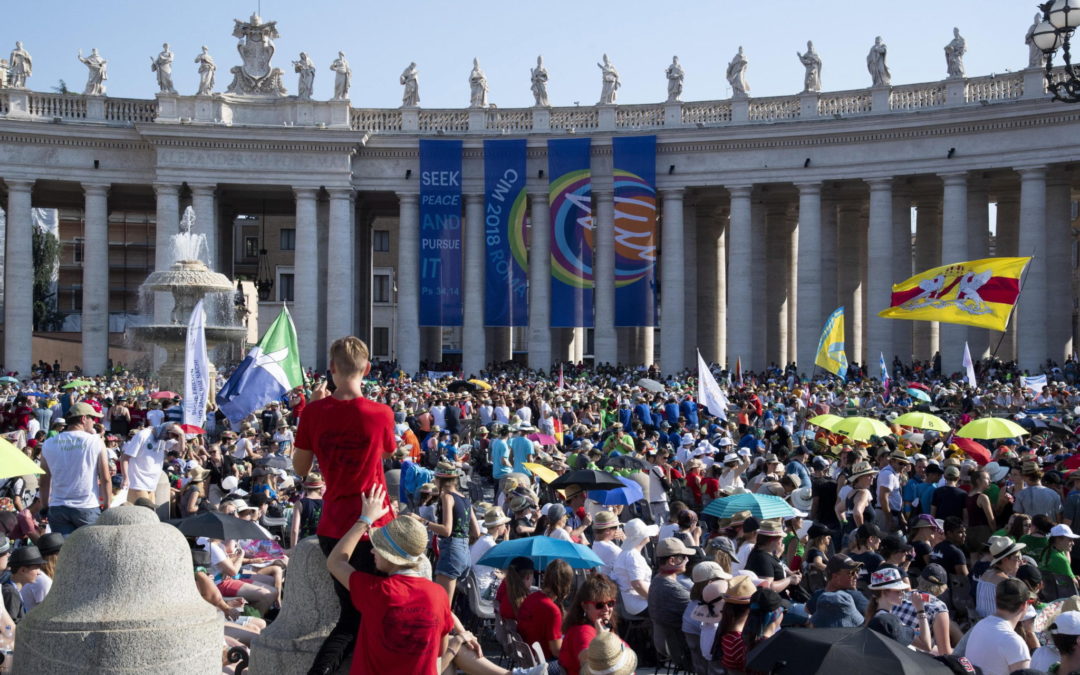 Vaticano: Acólitos «invadiram» Praça de São Pedro para festa com o Papa (c/vídeo)