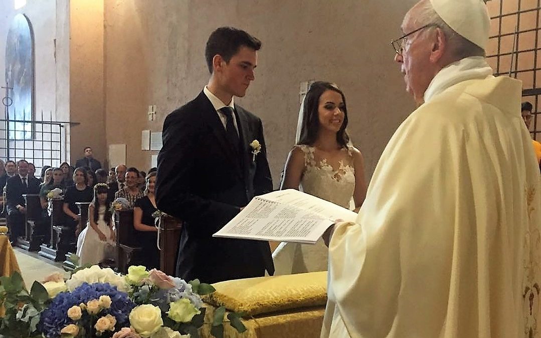 Vaticano: Papa faz «surpresa» a casal de noivos ao celebrar o seu matrimónio