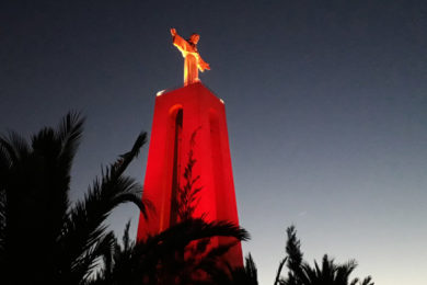 Liberdade Religiosa: Monumentos iluminados de vermelho recordam perseguição aos cristãos